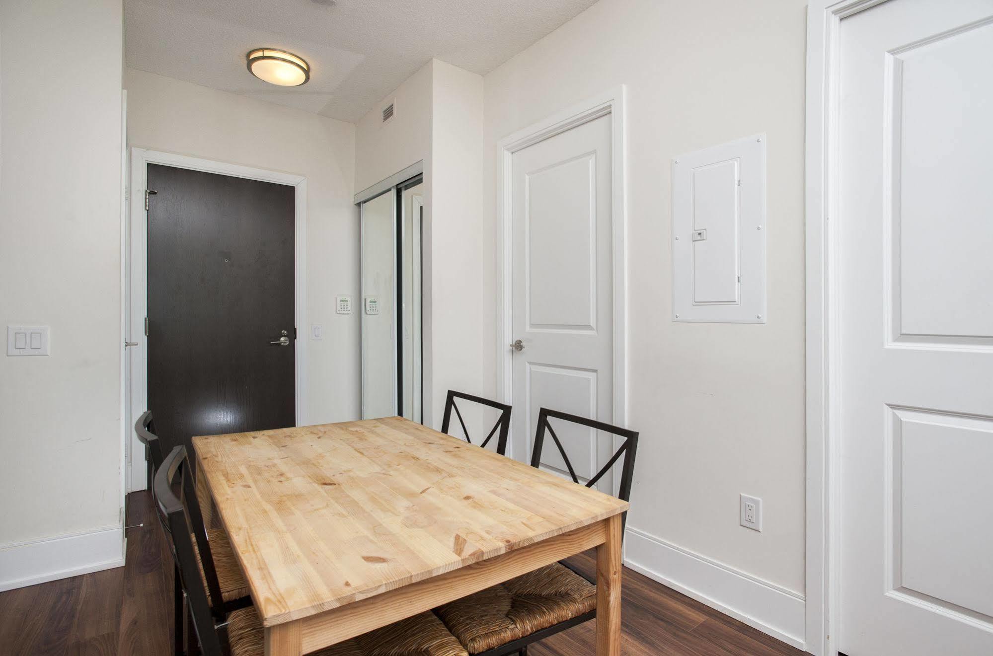 טורונטו Life Suites Luxury Downtown Condos מראה חיצוני תמונה
