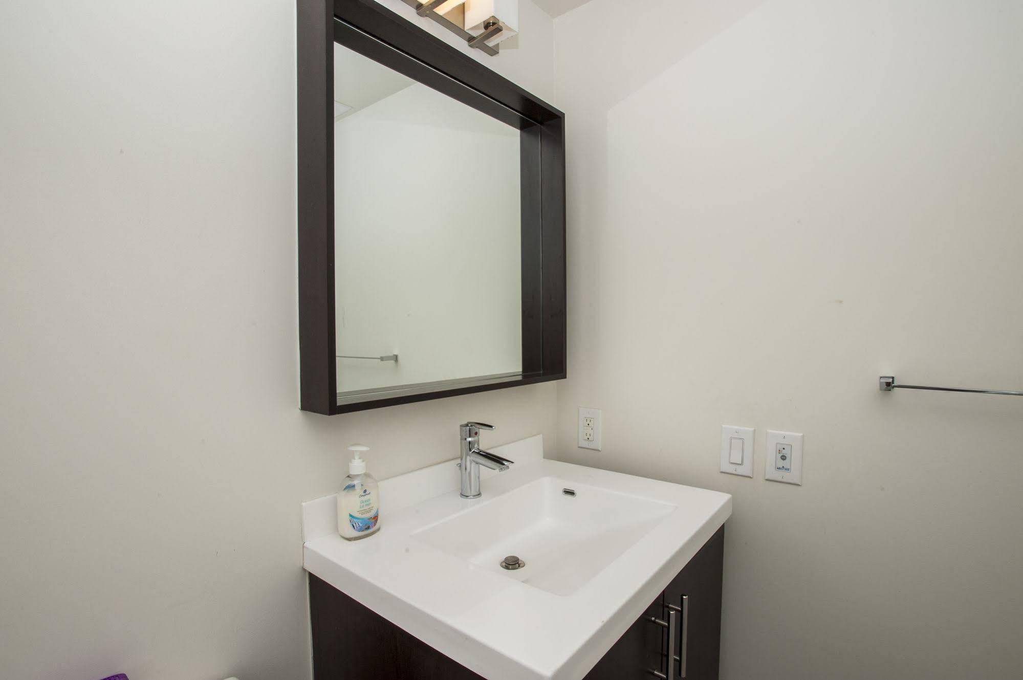 טורונטו Life Suites Luxury Downtown Condos מראה חיצוני תמונה