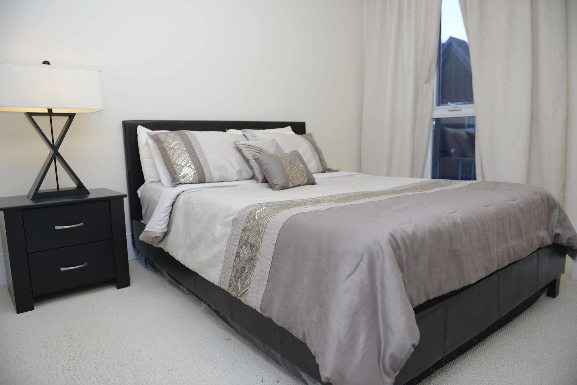טורונטו Life Suites Luxury Downtown Condos מראה חיצוני תמונה