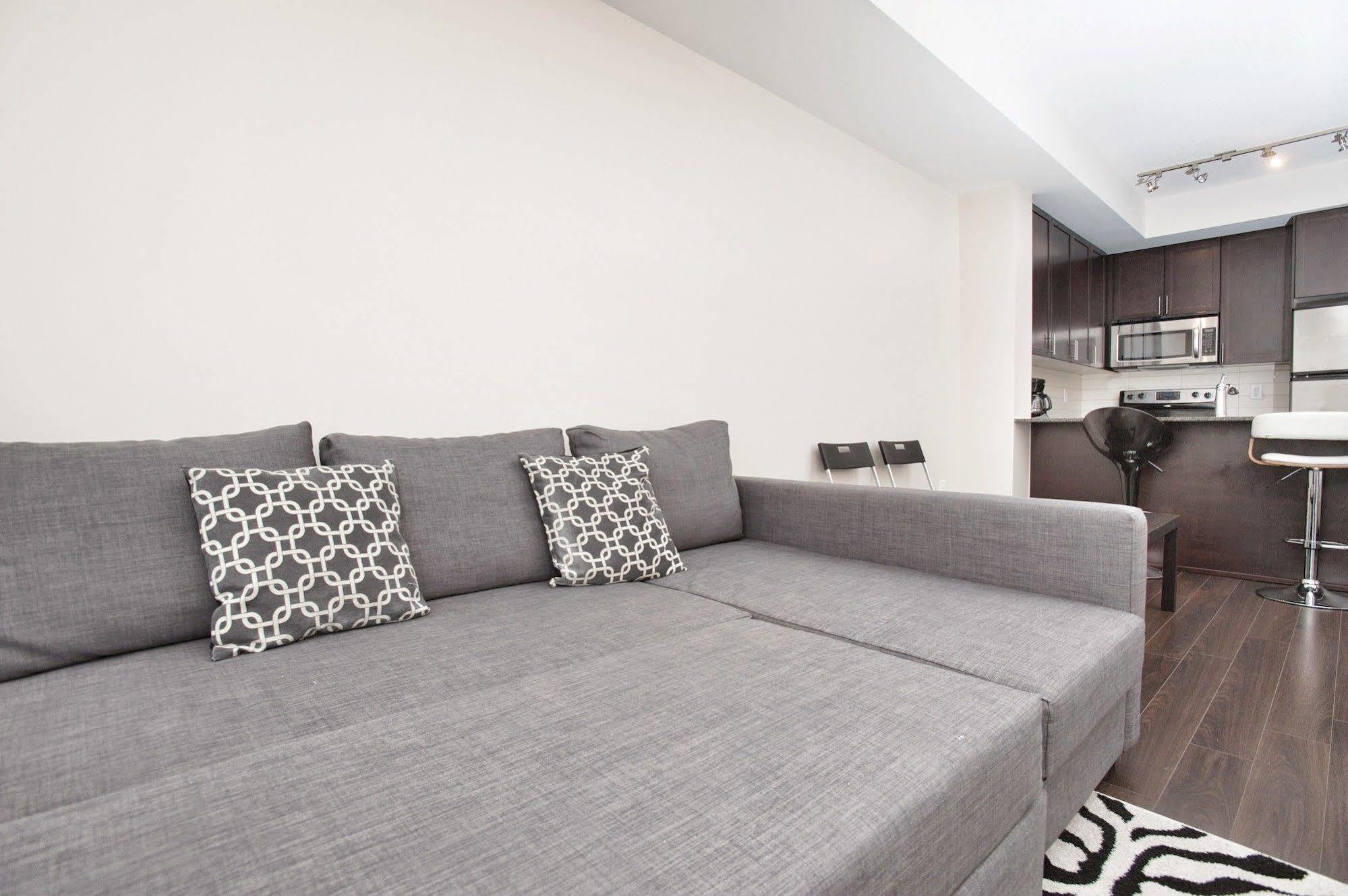 טורונטו Life Suites Luxury Downtown Condos מראה חיצוני תמונה